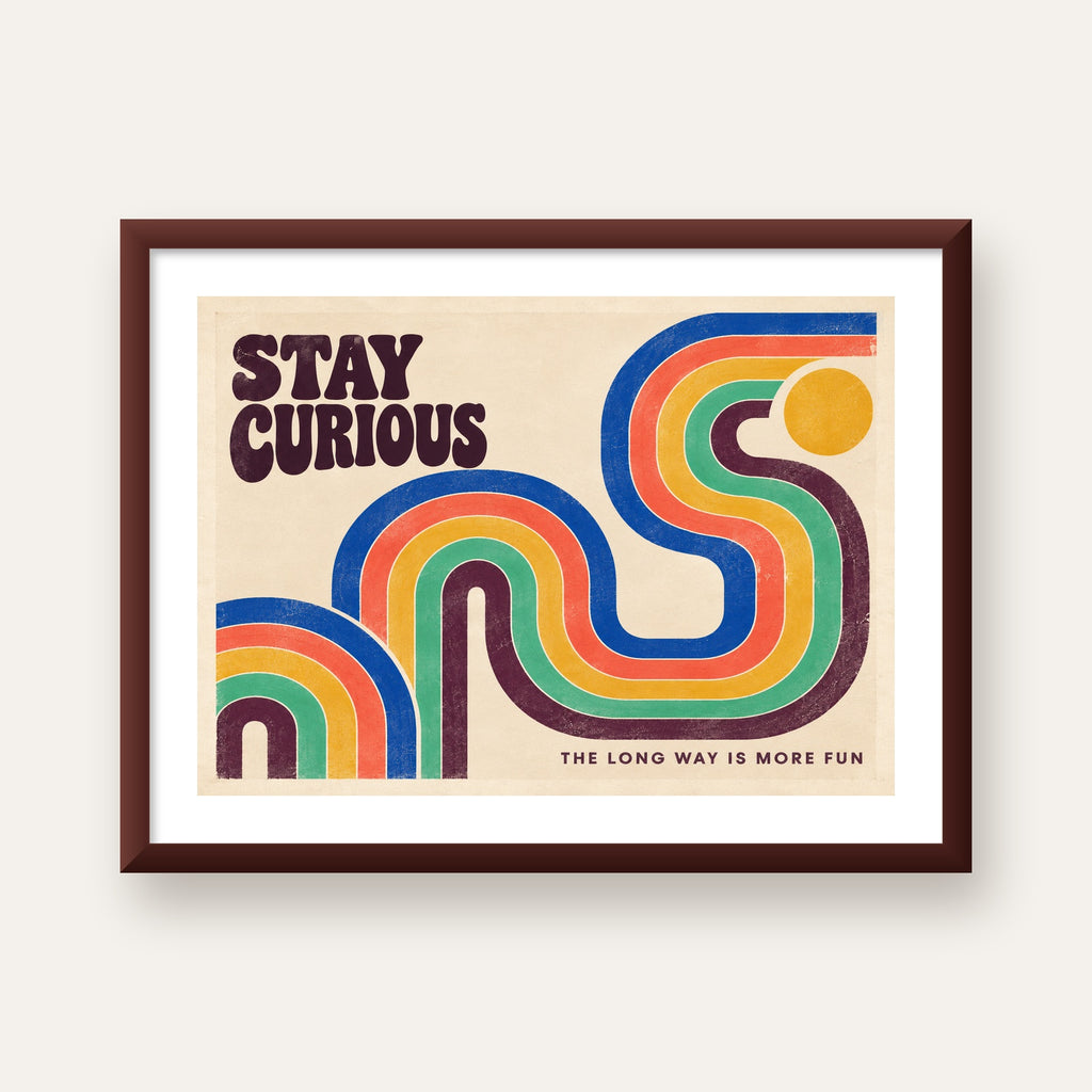Retro Soyut Desenli Motivasyon Poster: Stay Curious — ceviz çerçeveli paspartulu