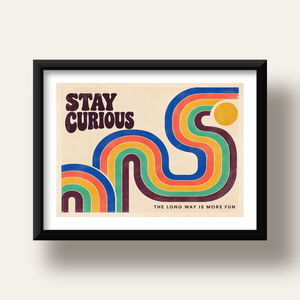 Retro Soyut Desenli Motivasyon Poster: Stay Curious — siyah derin çerçeveli paspartulu