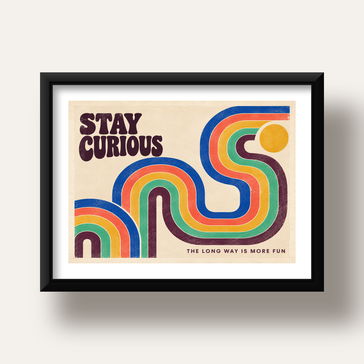 Retro Soyut Desenli Motivasyon Poster: Stay Curious — siyah derin çerçeveli paspartulu