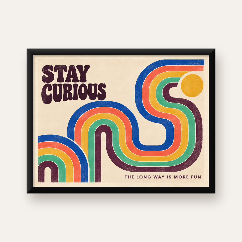 Retro Soyut Desenli Motivasyon Poster: Stay Curious — Yatay baskı, düz siyah çerçeveli duvar posteri