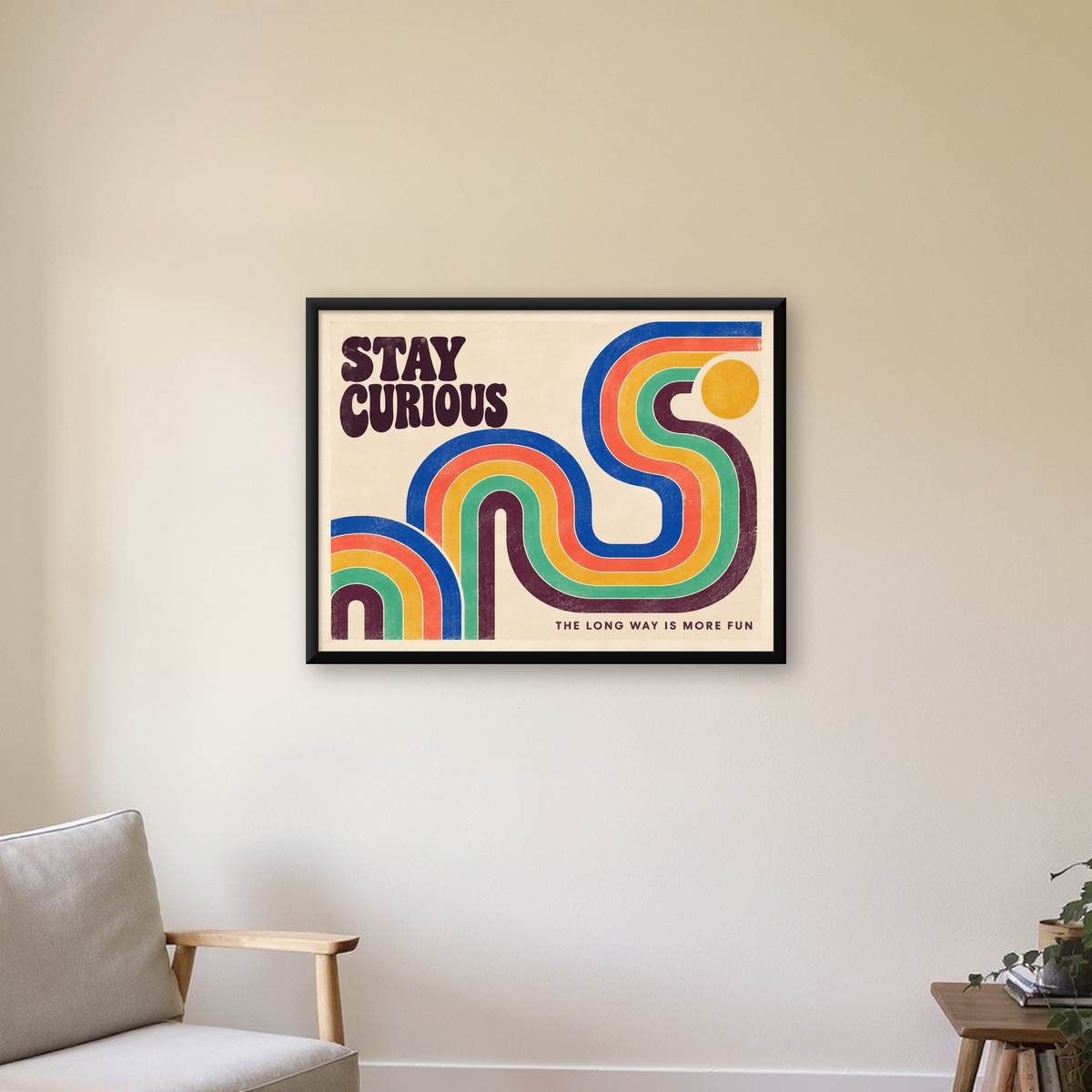 Retro Soyut Desenli Motivasyon Poster: Stay Curious — Yatay baskı, çerçeveli hâliyle bir ev duvarında