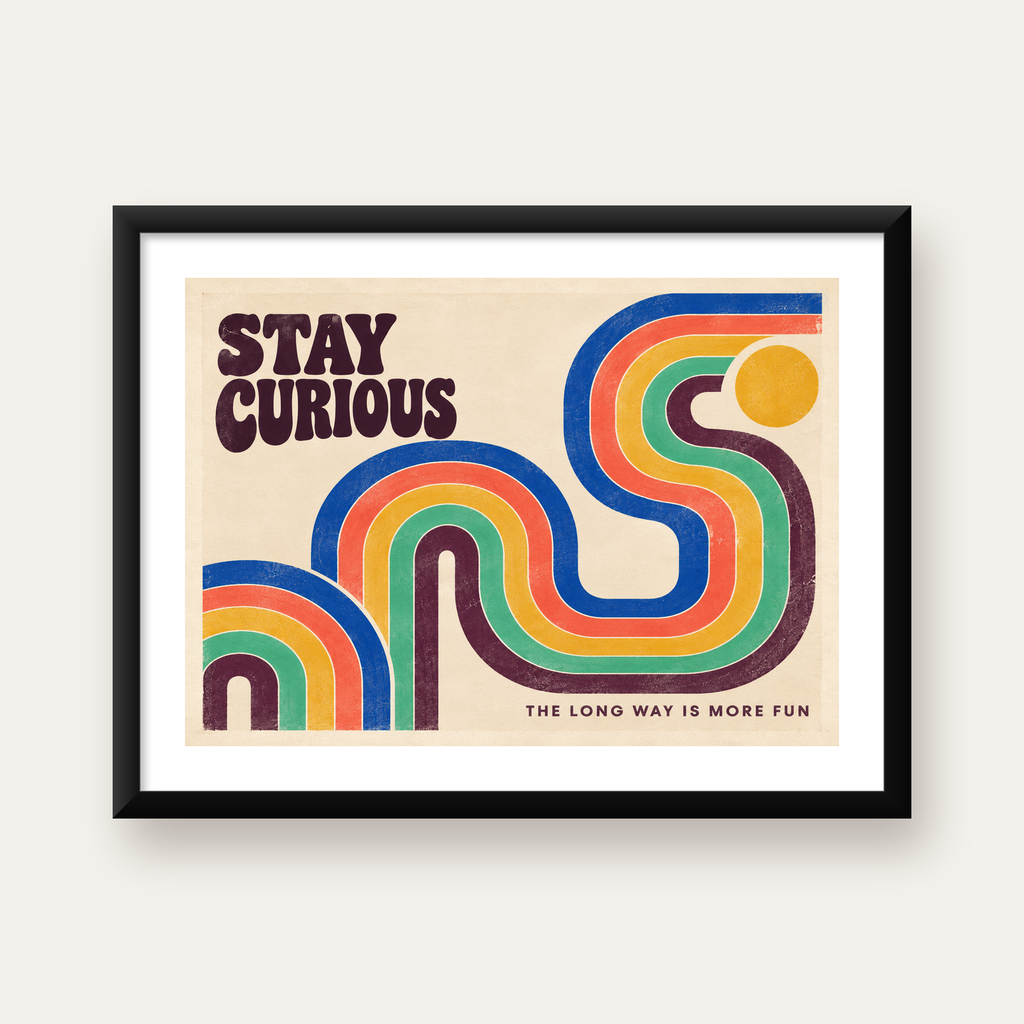 Retro Soyut Desenli Motivasyon Poster: Stay Curious — Yatay baskı, beyaz paspartulu