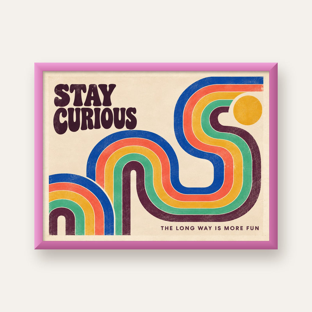 Retro Soyut Desenli Motivasyon Poster: Stay Curious — pembe çerçeveli