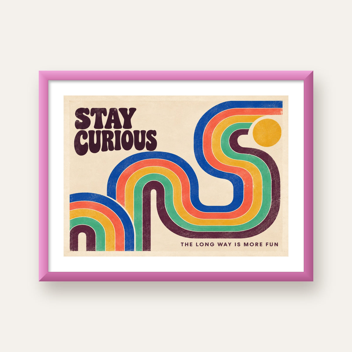 Retro Soyut Desenli Motivasyon Poster: Stay Curious — pembe çerçeveli paspartulu