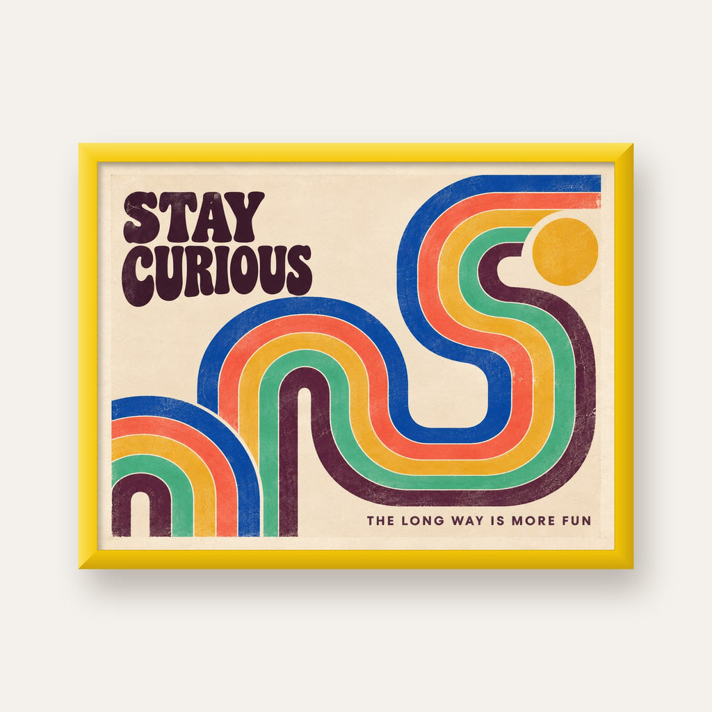 Retro Soyut Desenli Motivasyon Poster: Stay Curious — sarı çerçeveli
