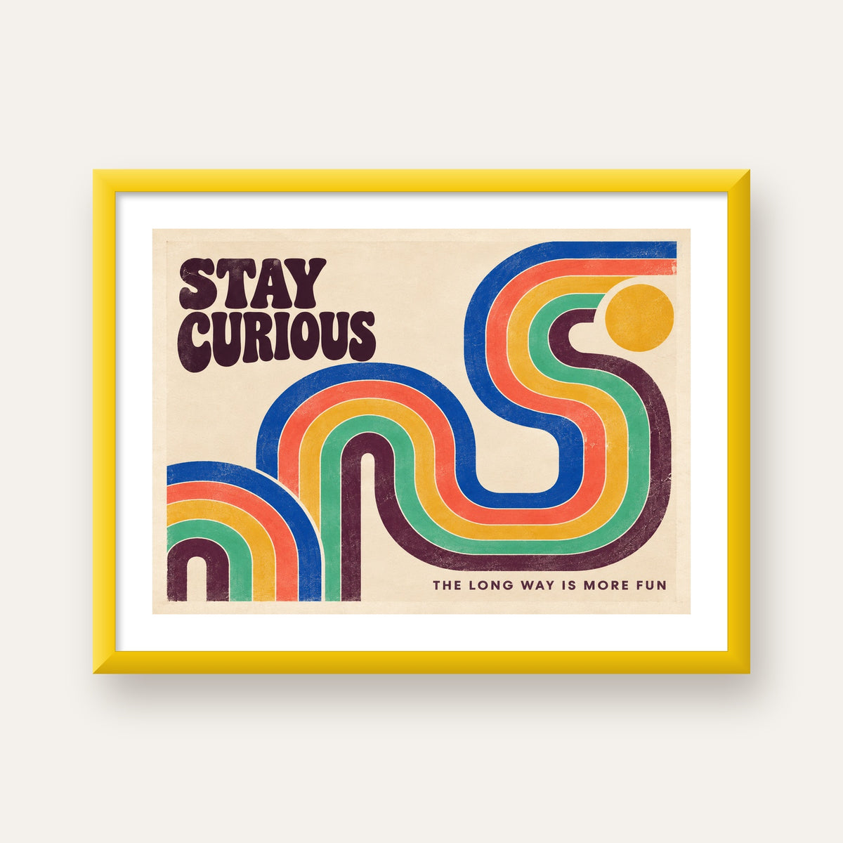 Retro Soyut Desenli Motivasyon Poster: Stay Curious — sarı çerçeveli paspartulu