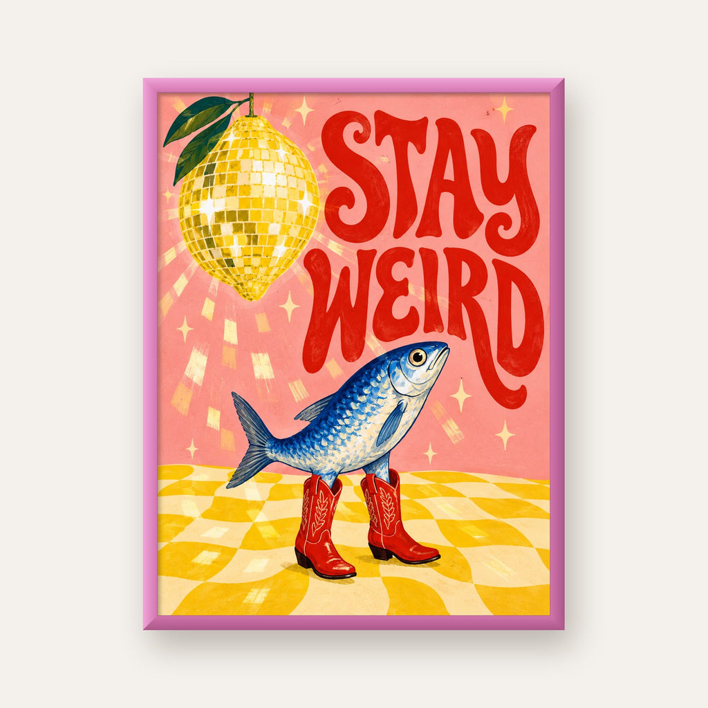 Tuhaf Balık & Limon Diskoküre Poster – Stay Weird İllüstrasyon — pembe çerçeveli