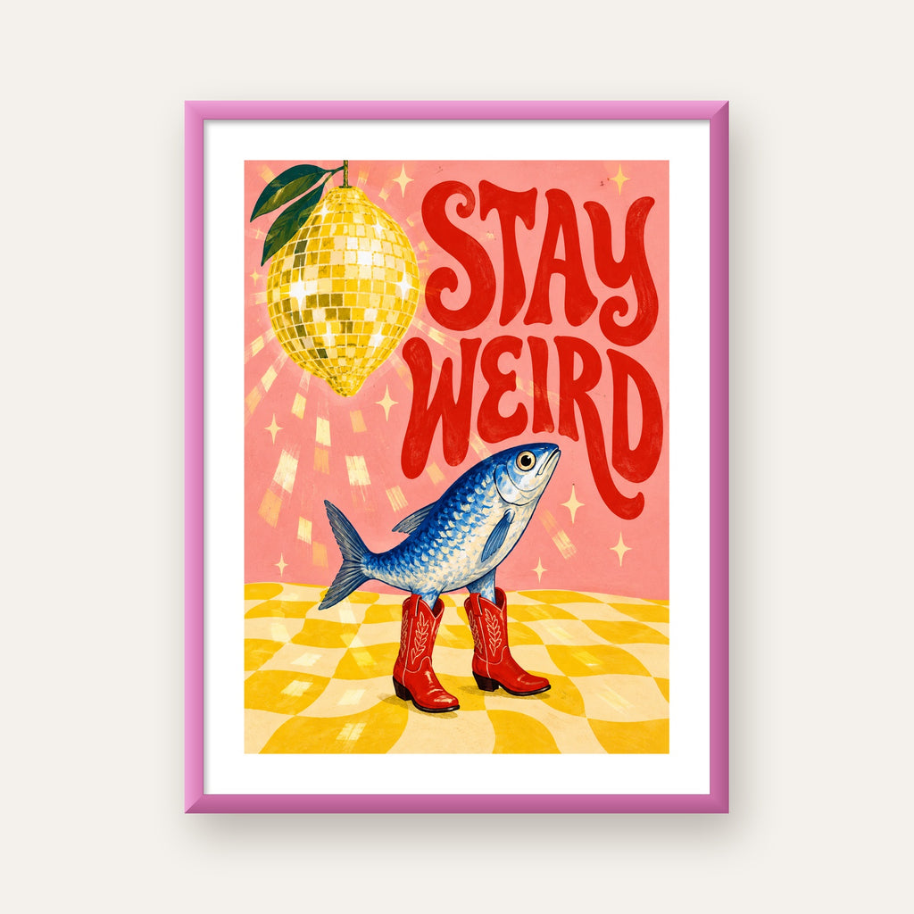 Tuhaf Balık & Limon Diskoküre Poster – Stay Weird İllüstrasyon — pembe çerçeveli paspartulu