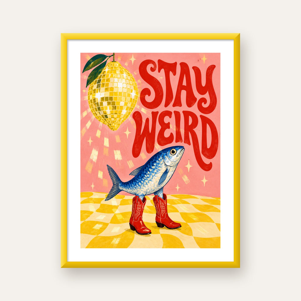 Tuhaf Balık & Limon Diskoküre Poster – Stay Weird İllüstrasyon — sarı çerçeveli paspartulu