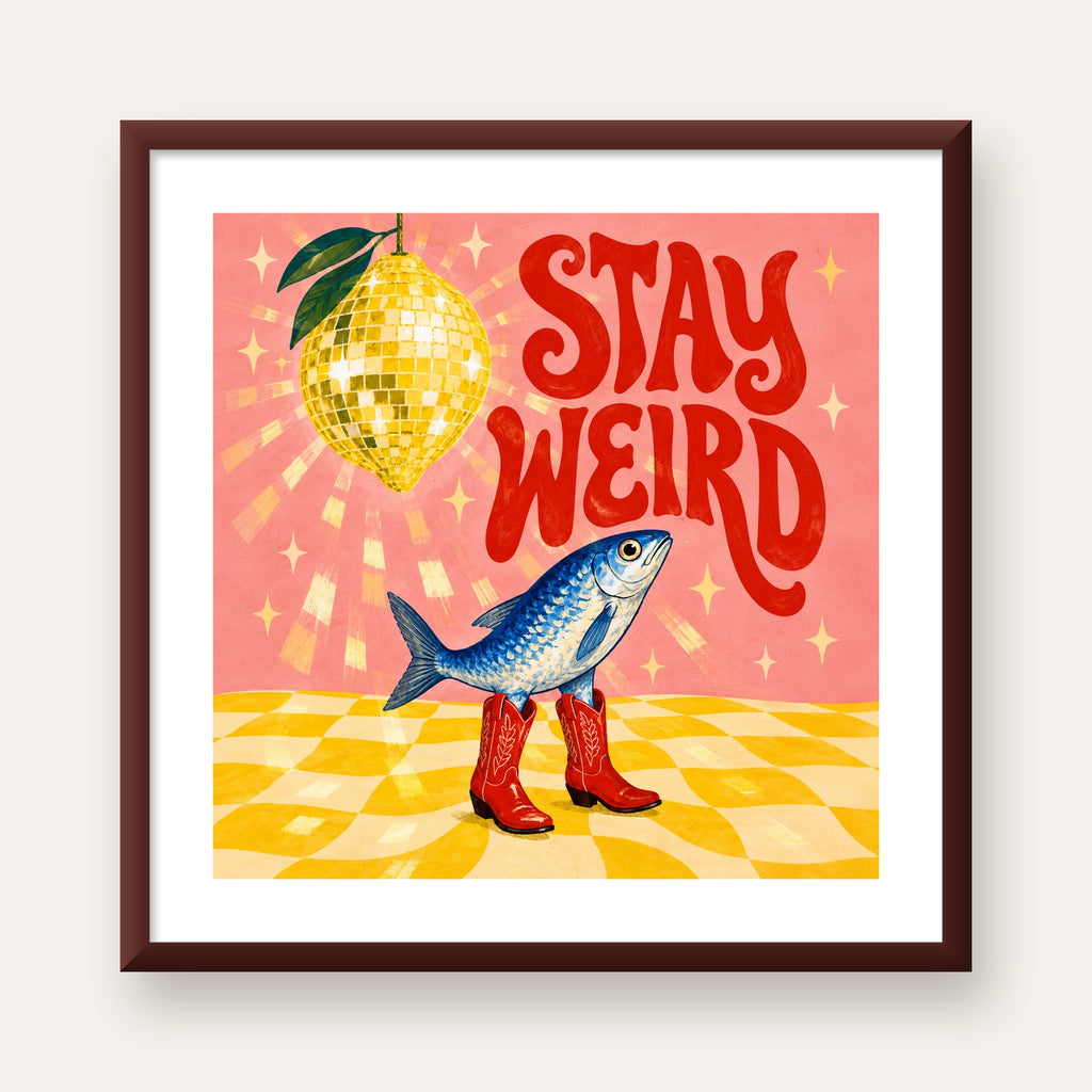 Tuhaf Balık & Limon Diskoküre Poster – Stay Weird İllüstrasyon — ceviz çerçeveli paspartulu