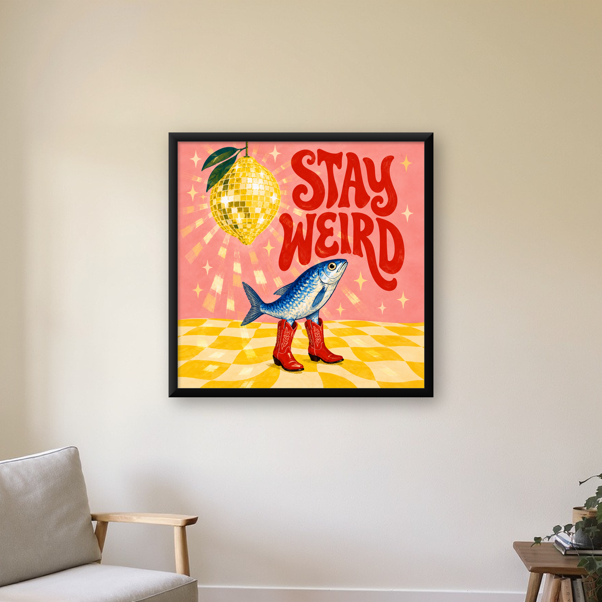 Tuhaf Balık & Limon Diskoküre Poster – Stay Weird İllüstrasyon — Kare baskı, çerçeveli hâliyle bir ev duvarında