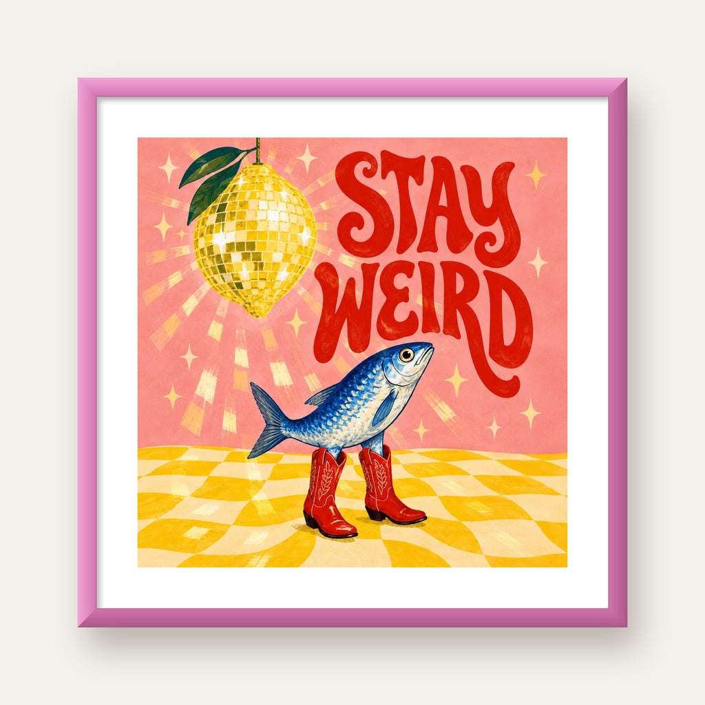 Tuhaf Balık & Limon Diskoküre Poster – Stay Weird İllüstrasyon — pembe çerçeveli paspartulu