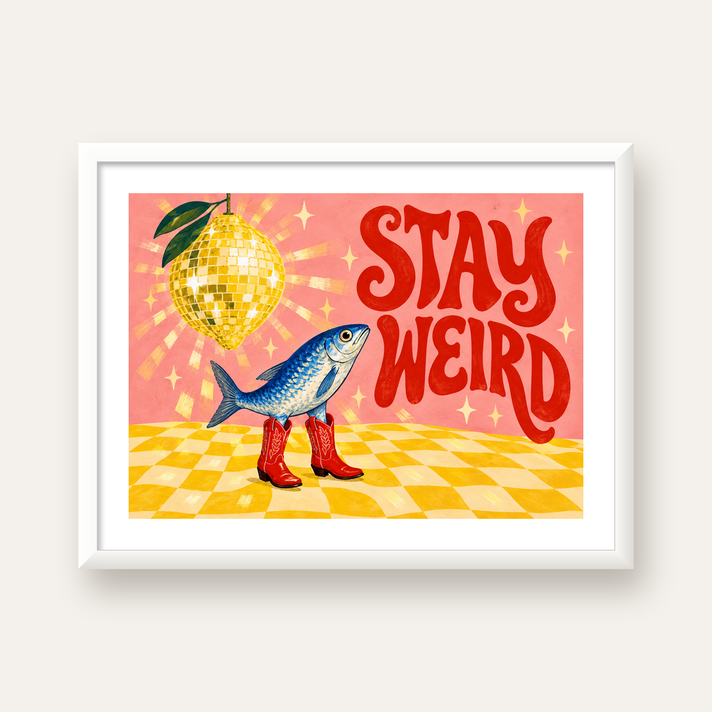 Tuhaf Balık & Limon Diskoküre Poster – Stay Weird İllüstrasyon — beyaz çerçeveli yatay poster