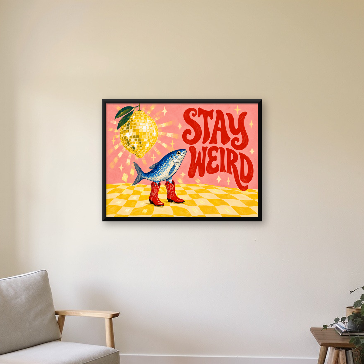 Tuhaf Balık & Limon Diskoküre Poster – Stay Weird İllüstrasyon — Yatay baskı, çerçeveli hâliyle bir ev duvarında
