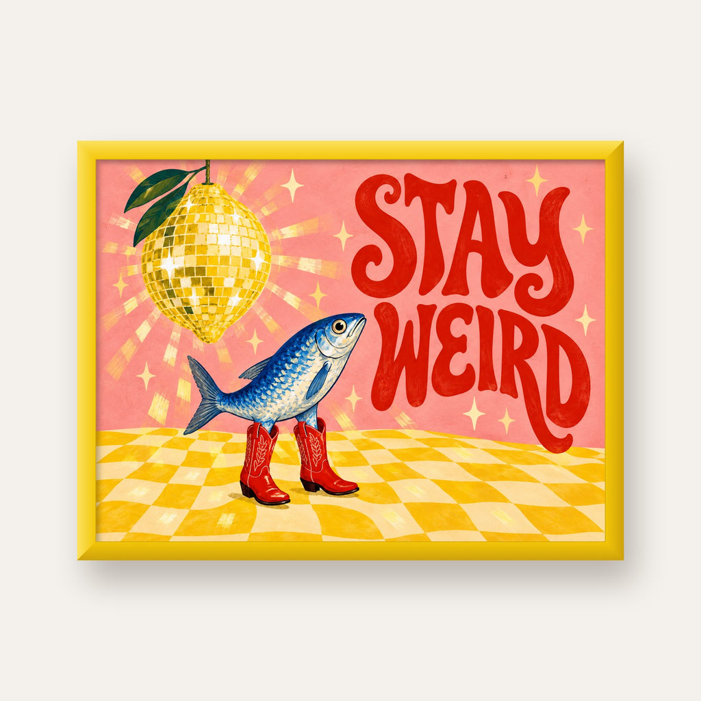 Tuhaf Balık & Limon Diskoküre Poster – Stay Weird İllüstrasyon — sarı çerçeveli