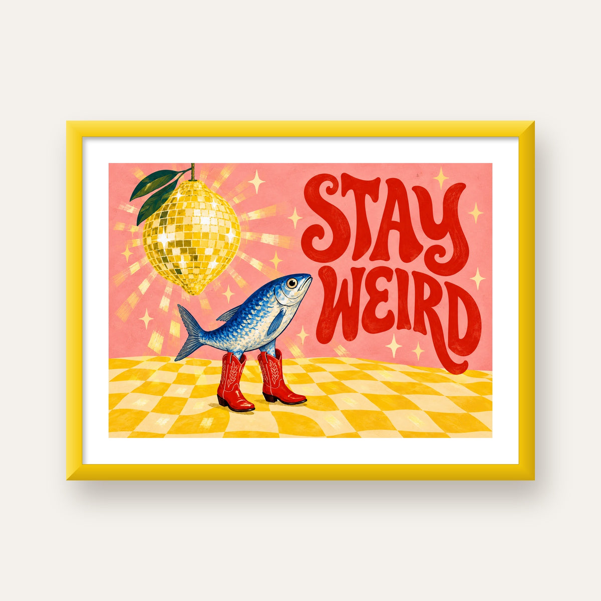 Tuhaf Balık & Limon Diskoküre Poster – Stay Weird İllüstrasyon — sarı çerçeveli paspartulu