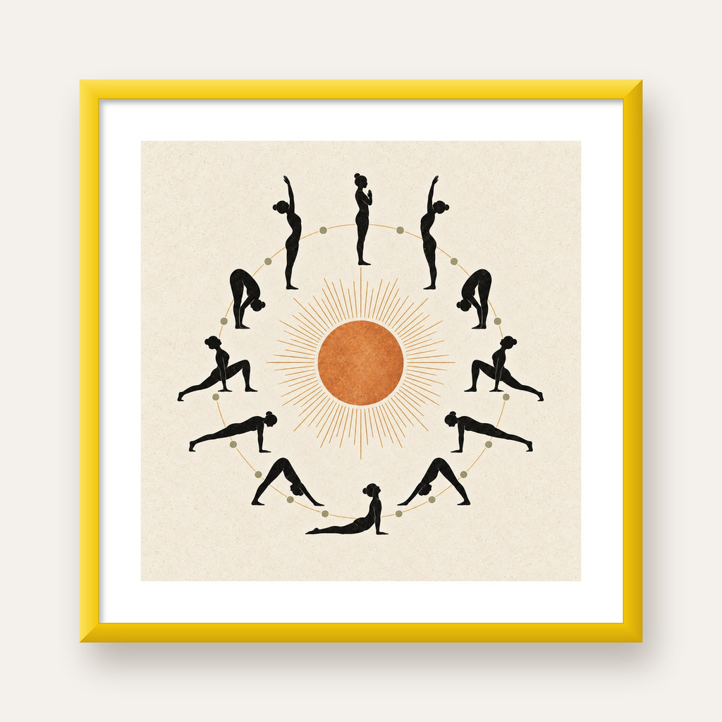 Güneş Selamı Döngüsü Yoga Poster — sarı çerçeveli paspartulu