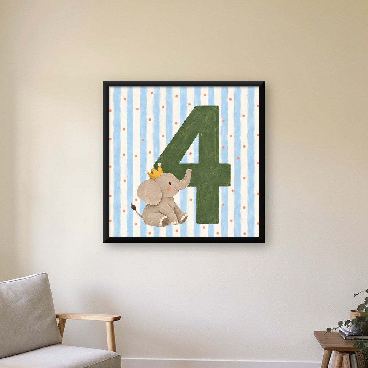Fil ve 4. Yaş Temalı Sevimli Çocuk Odası Poster Sanatı — Kare baskı, çerçeveli hâliyle bir ev duvarında