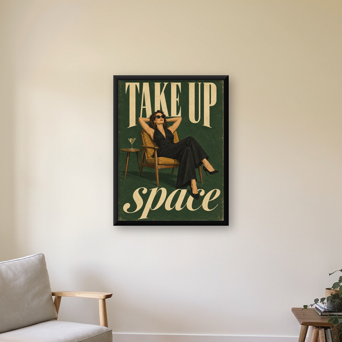 Retro Güçlü Kadın Poster – Motivasyon ve İlham Kaynağı — Dikey baskı, çerçeveli hâliyle bir ev duvarında