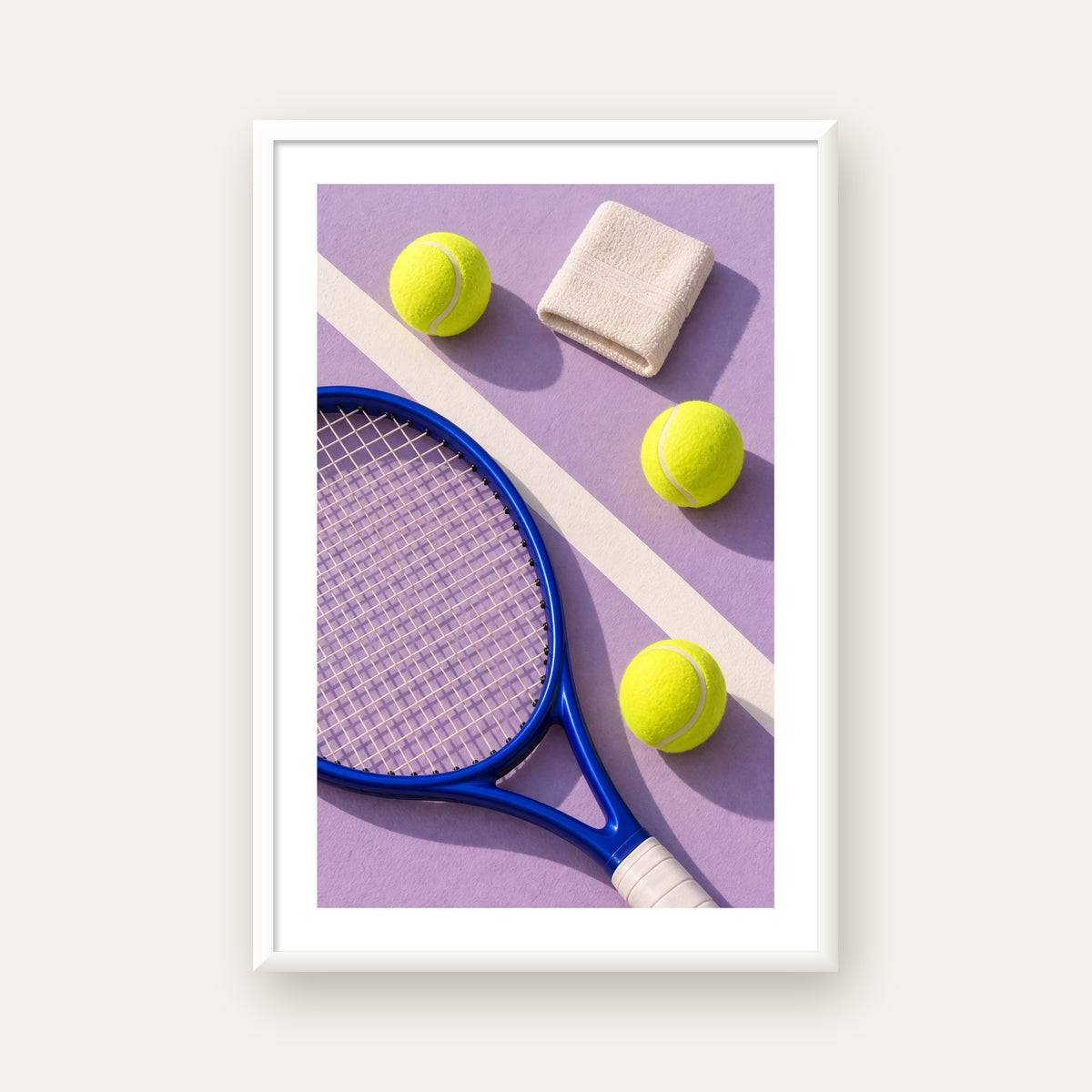 Minimalist Tenis Ekipmanları Poster – Mor ve Mavi Kompozisyon — beyaz çerçeveli dikey poster