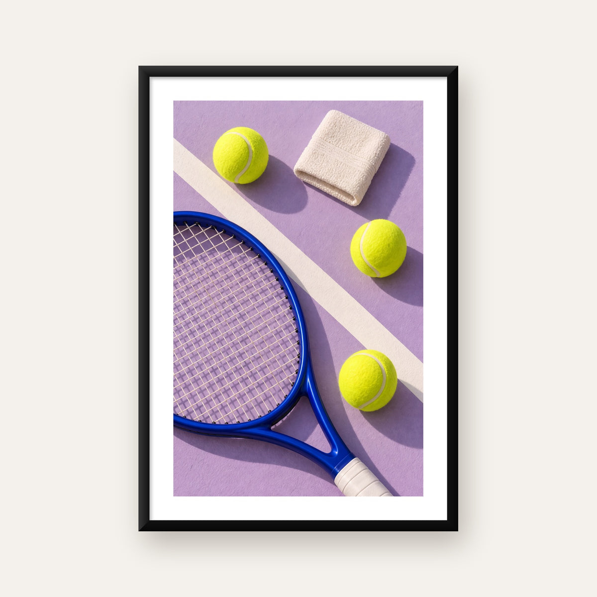 Minimalist Tenis Ekipmanları Poster – Mor ve Mavi Kompozisyon — beyaz paspartulu, düz siyah çerçeveli