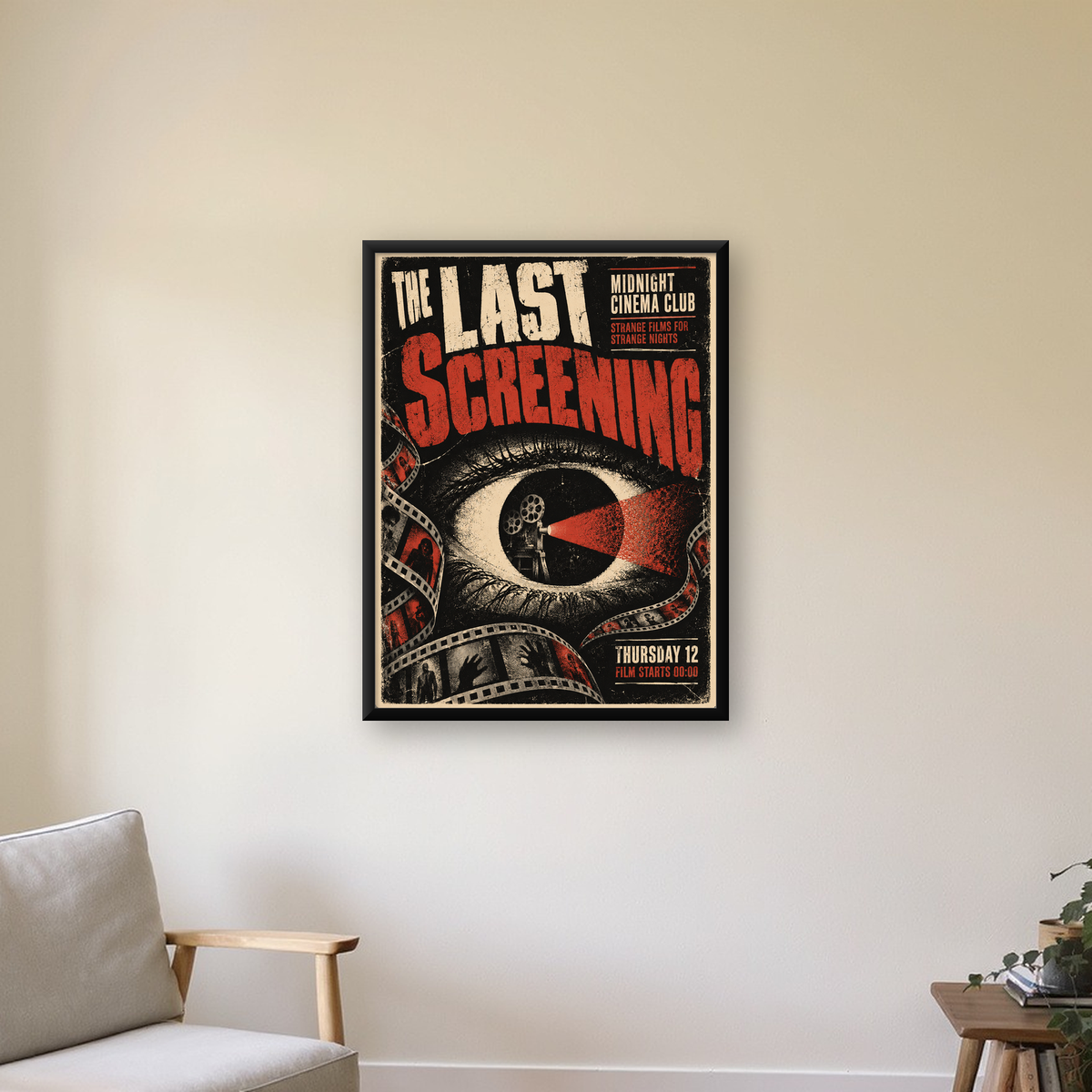 Korku Temalı Retro Sinema Gözü Poster Baskı — Dikey baskı, çerçeveli hâliyle bir ev duvarında