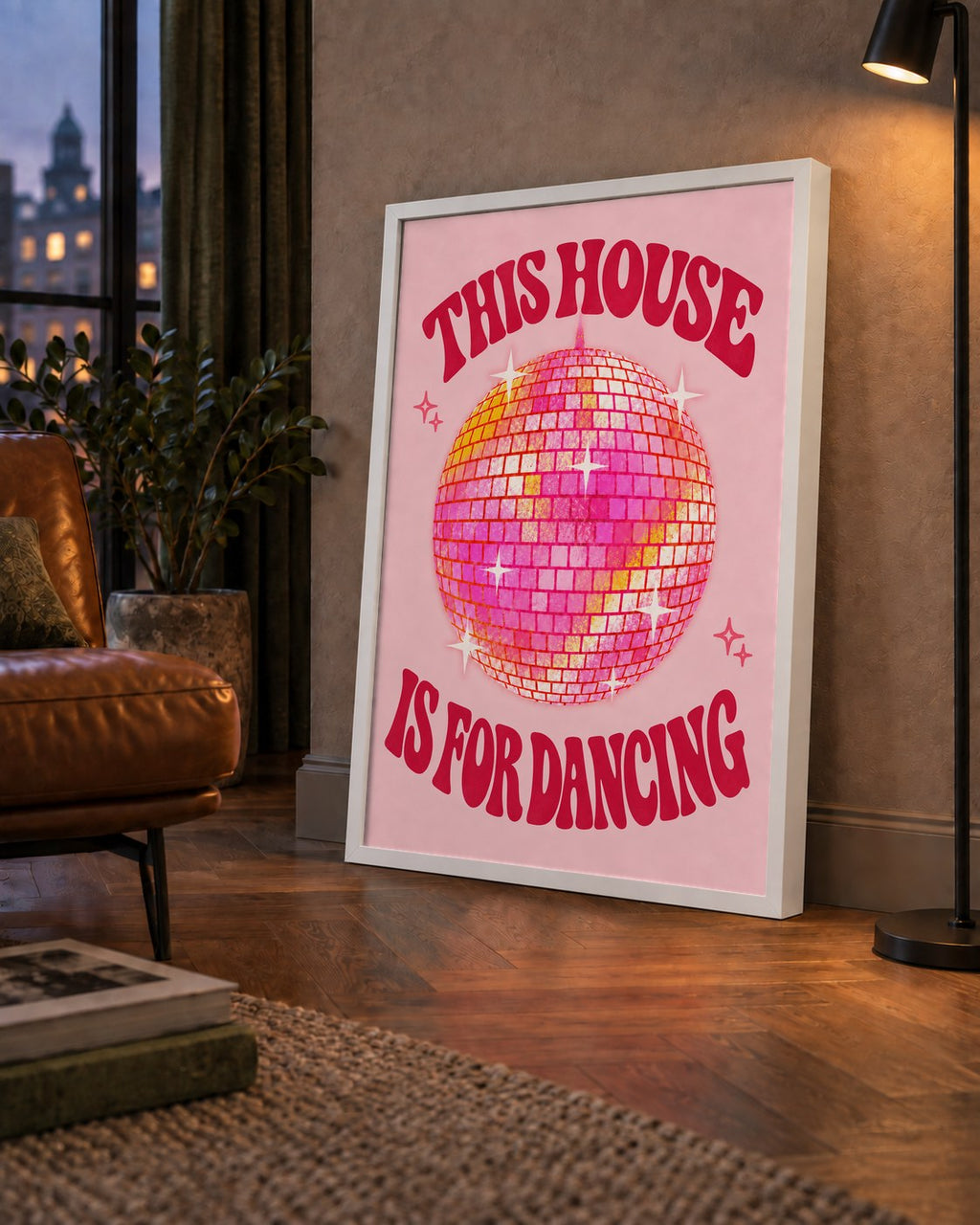 This House Is for Dancing Retro Disko Topu Posteri — çerçeveli hâliyle bir ev duvarında
