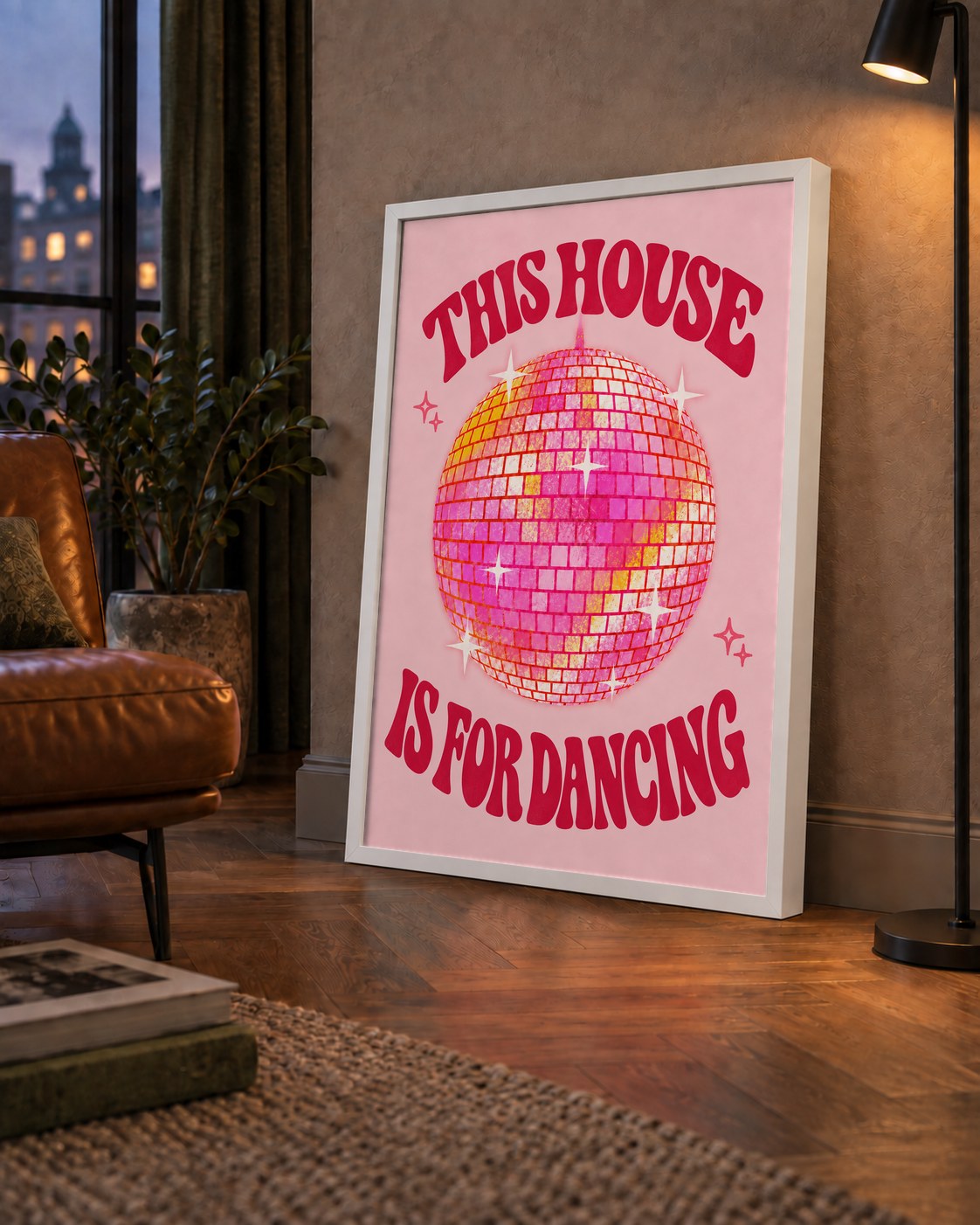 This House Is for Dancing Retro Disko Topu Posteri — çerçeveli hâliyle bir ev duvarında