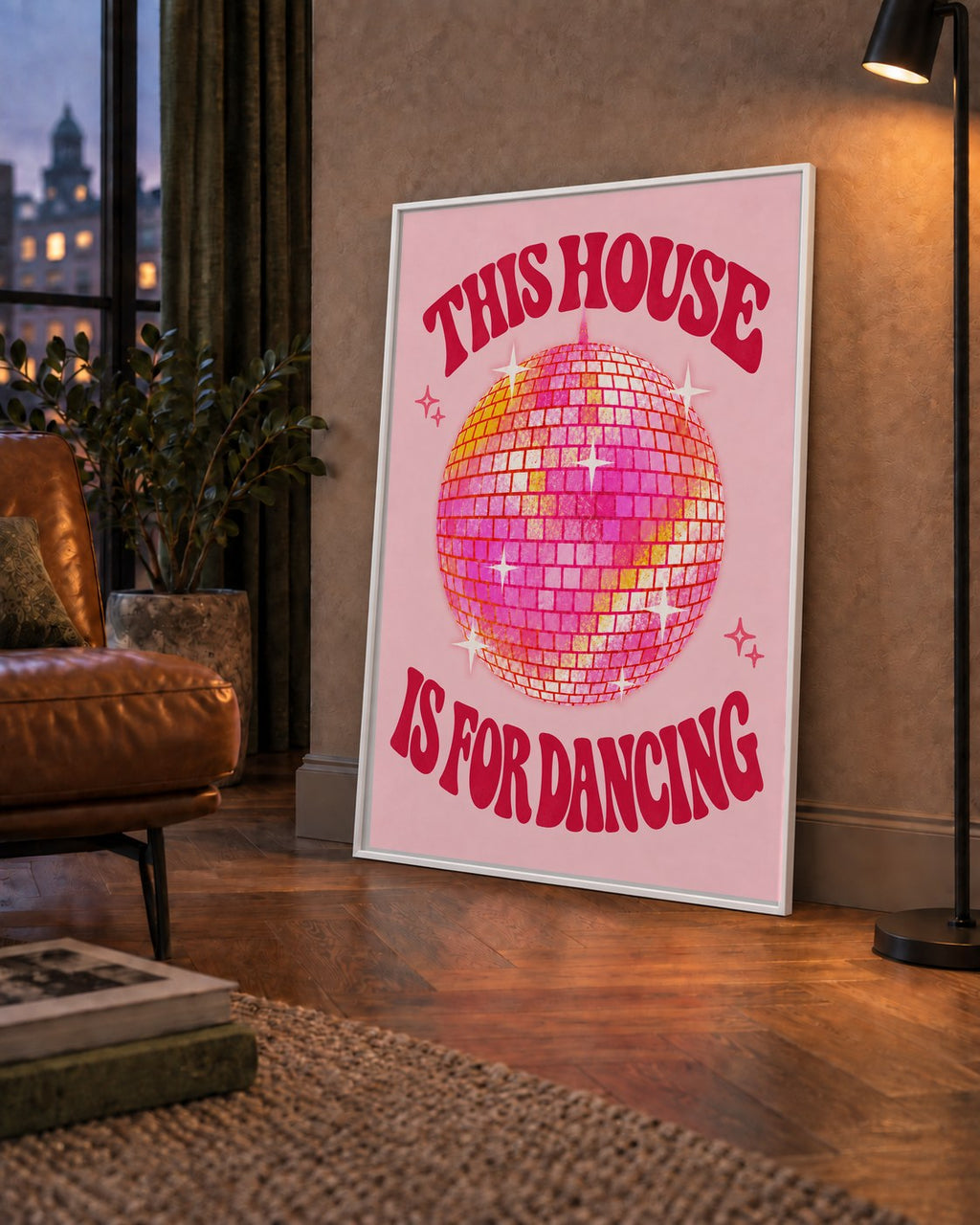 This House Is for Dancing Retro Disko Topu Posteri — çerçeveli hâliyle bir ev duvarında