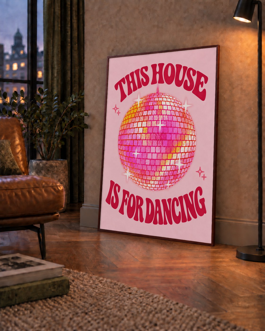This House Is for Dancing Retro Disko Topu Posteri — çerçeveli hâliyle bir ev duvarında