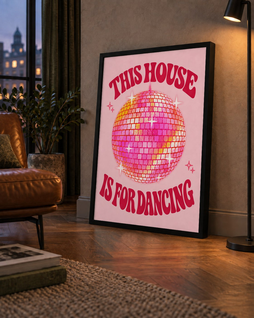 This House Is for Dancing Retro Disko Topu Posteri — çerçeveli hâliyle bir ev duvarında