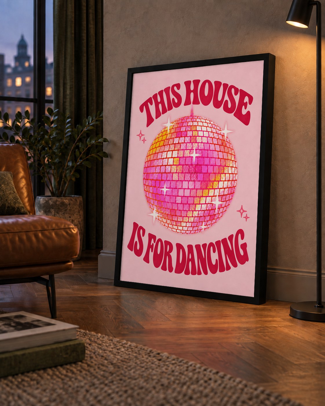 This House Is for Dancing Retro Disko Topu Posteri — çerçeveli hâliyle bir ev duvarında
