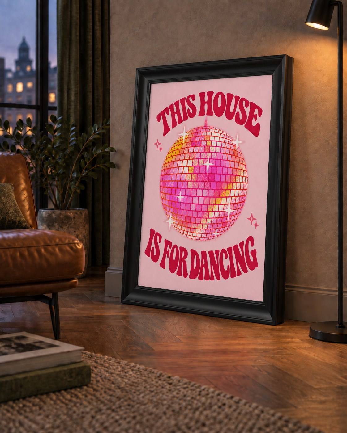 This House Is for Dancing Retro Disko Topu Posteri — çerçeveli hâliyle bir ev duvarında