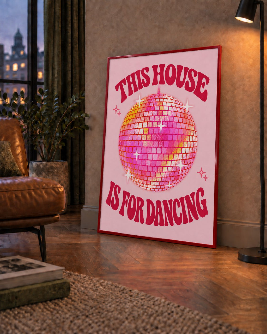 This House Is for Dancing Retro Disko Topu Posteri — çerçeveli hâliyle bir ev duvarında