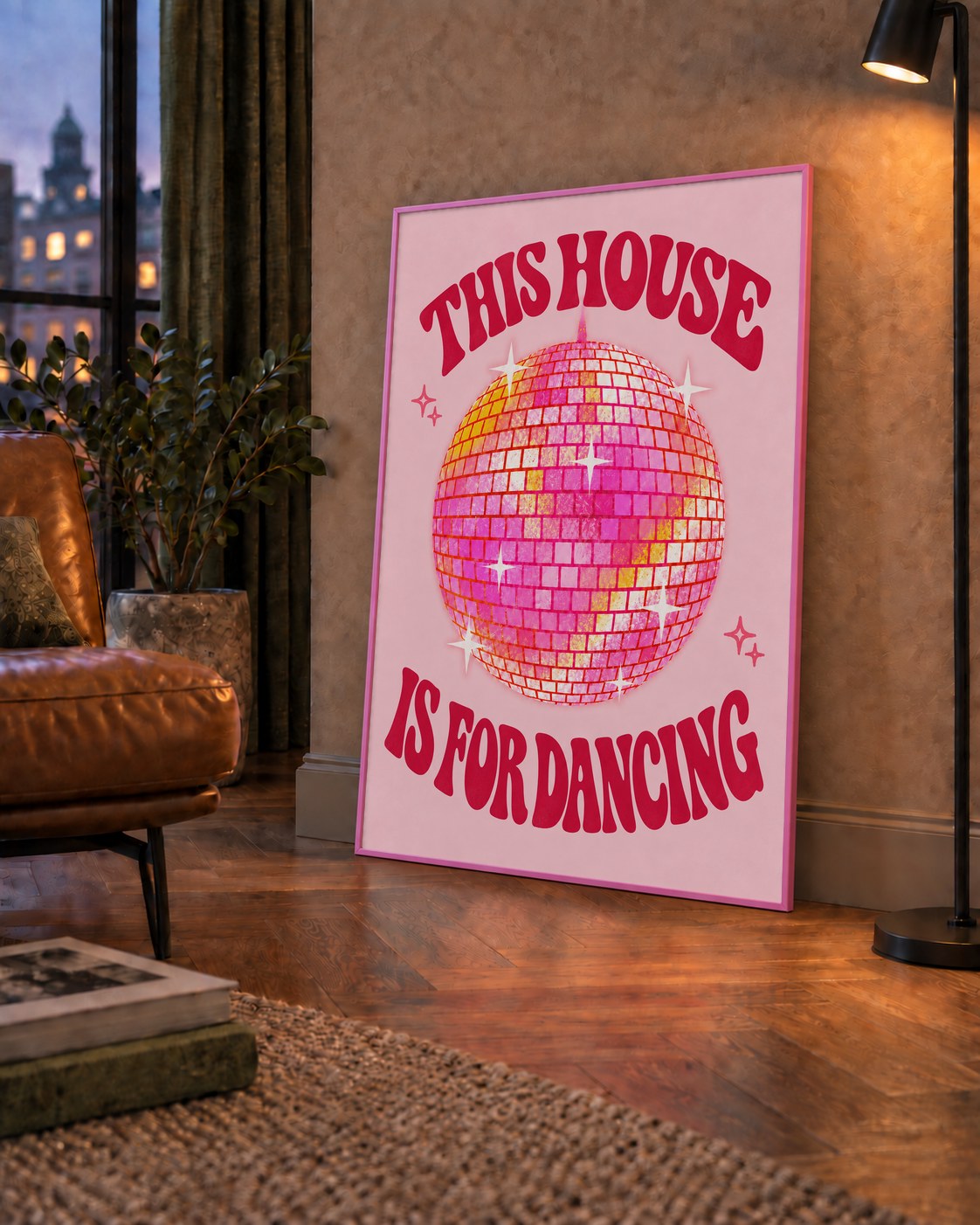 This House Is for Dancing Retro Disko Topu Posteri — çerçeveli hâliyle bir ev duvarında