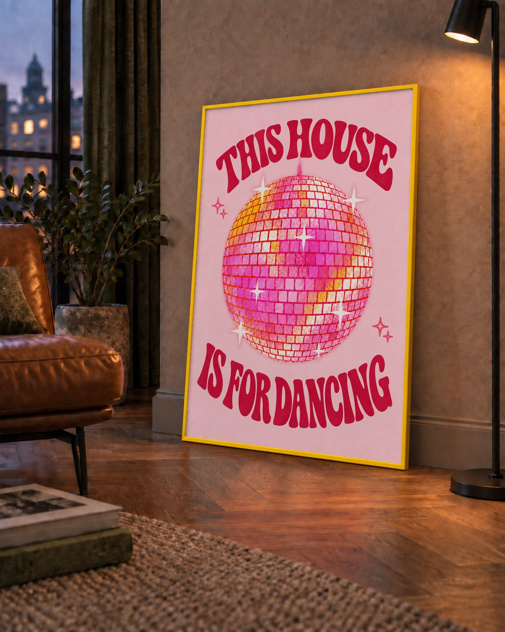 This House Is for Dancing Retro Disko Topu Posteri — çerçeveli hâliyle bir ev duvarında