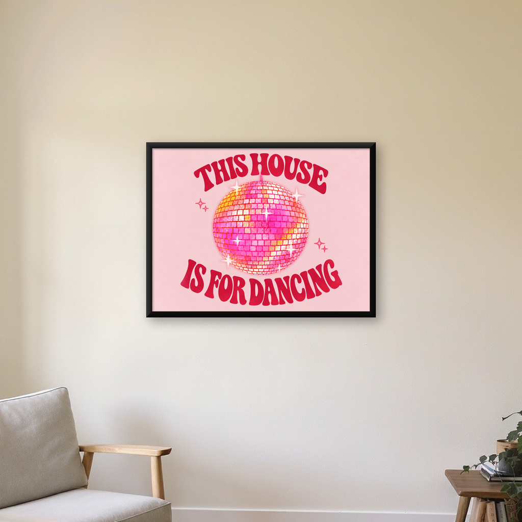 Pembe Disko Topu ve Eğlenceli Yazılı Retro Poster — Yatay baskı, çerçeveli hâliyle bir ev duvarında