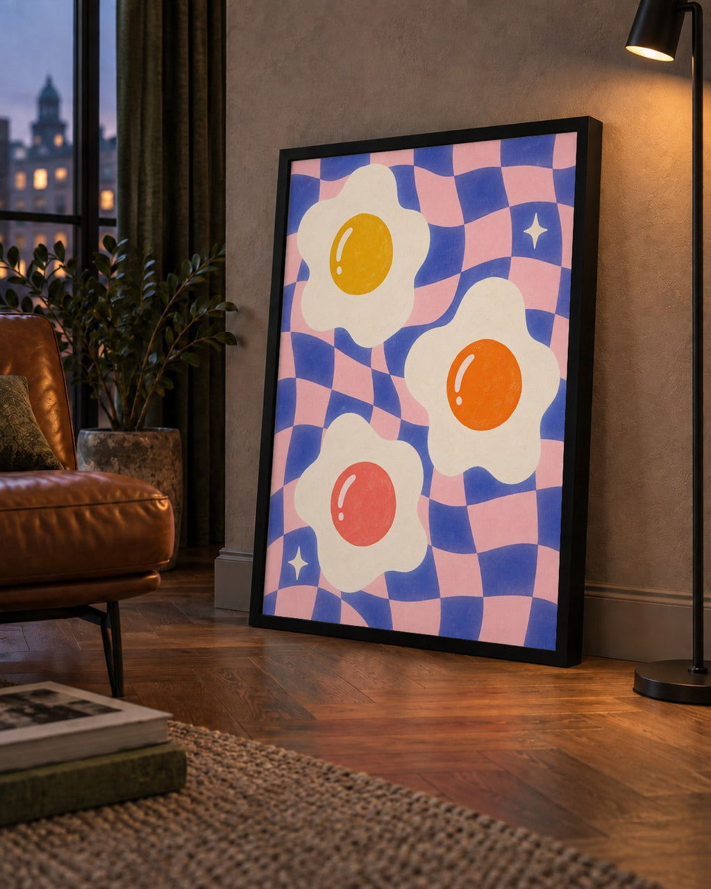 Renkli Yumurta ve Dalgalı Desenli Pop-Art Poster — çerçeveli hâliyle bir ev duvarında