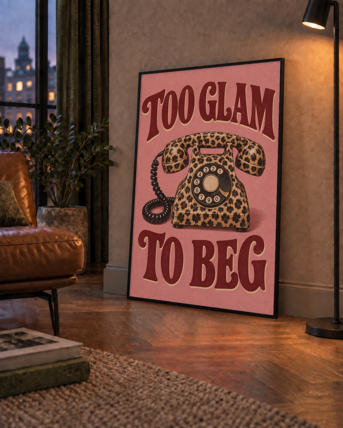 Leopar Desenli Retro Telefon & Tipografik Poster - Too Glam To Beg — çerçeveli hâliyle bir ev duvarında