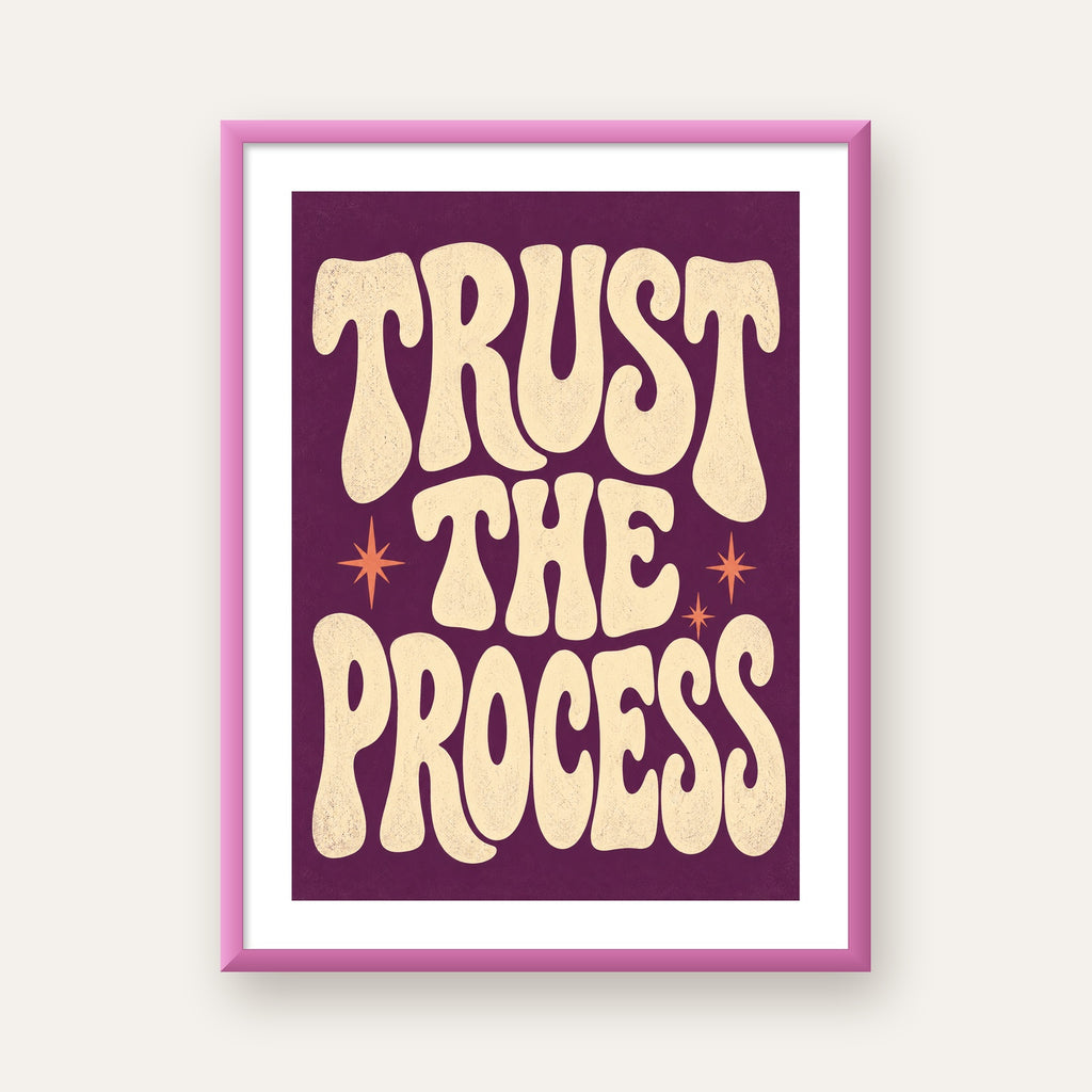 Retro Tipografi Motivasyon Posteri - Trust The Process — pembe çerçeveli paspartulu