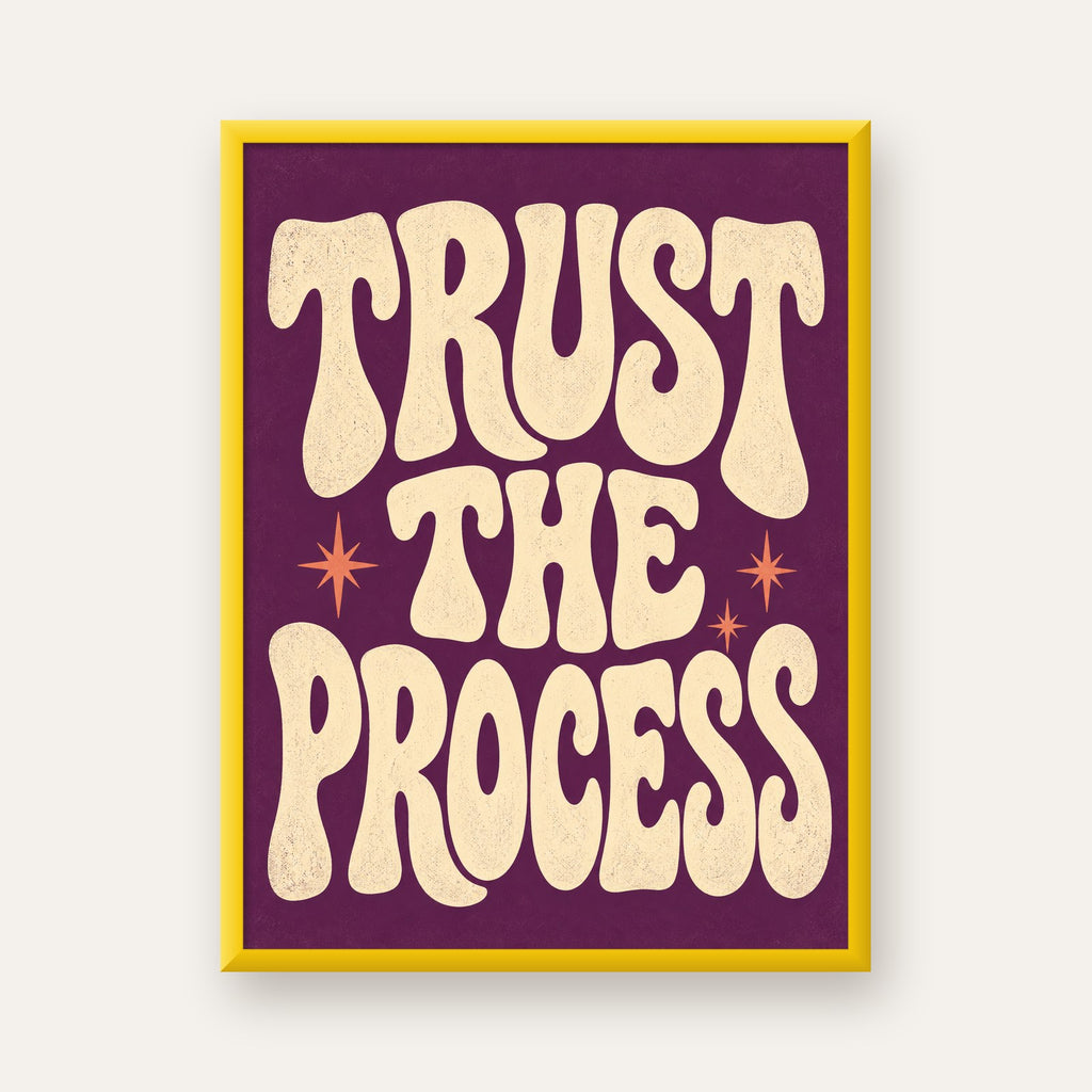 Retro Tipografi Motivasyon Posteri - Trust The Process — sarı çerçeveli