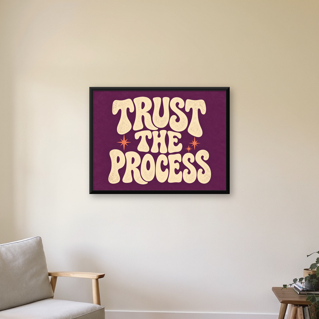 Retro Tipografi Motivasyon Posteri - Trust The Process — Yatay baskı, çerçeveli hâliyle bir ev duvarında