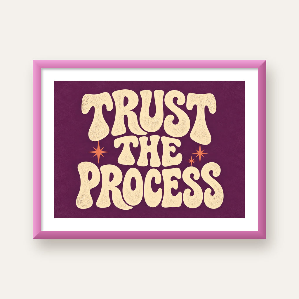Retro Tipografi Motivasyon Posteri - Trust The Process — pembe çerçeveli paspartulu