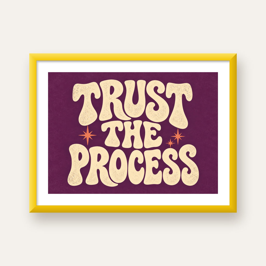 Retro Tipografi Motivasyon Posteri - Trust The Process — sarı çerçeveli paspartulu