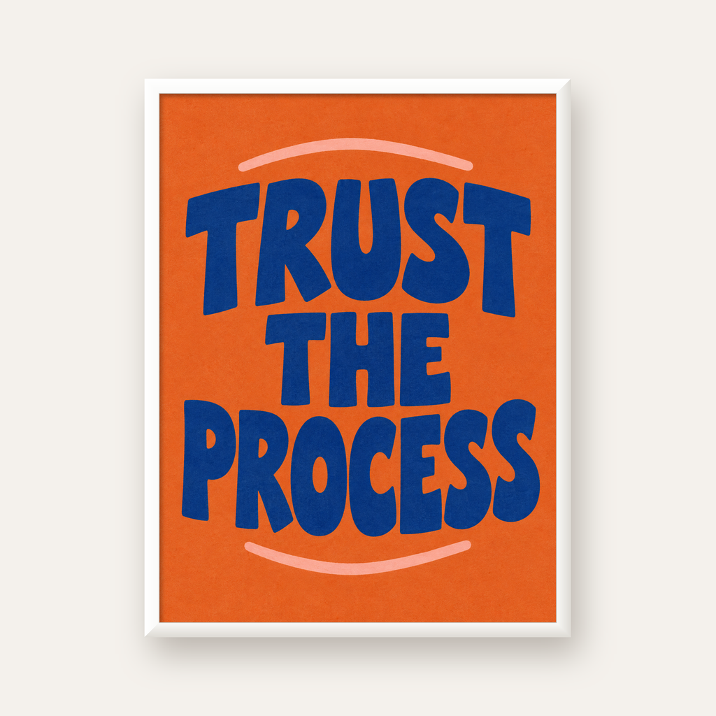 Trust The Process Poster – Motive Edici Tipografi Duvar Dekoru — beyaz çerçeveli dikey poster