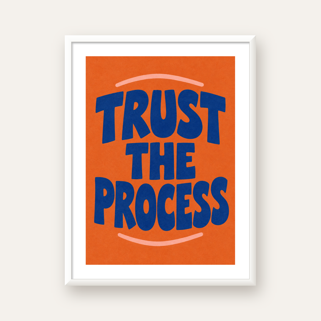 Trust The Process Poster – Motive Edici Tipografi Duvar Dekoru — beyaz çerçeveli dikey poster