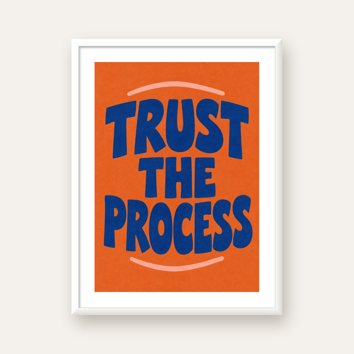 Trust The Process Poster – Motive Edici Tipografi Duvar Dekoru — beyaz çerçeveli dikey poster