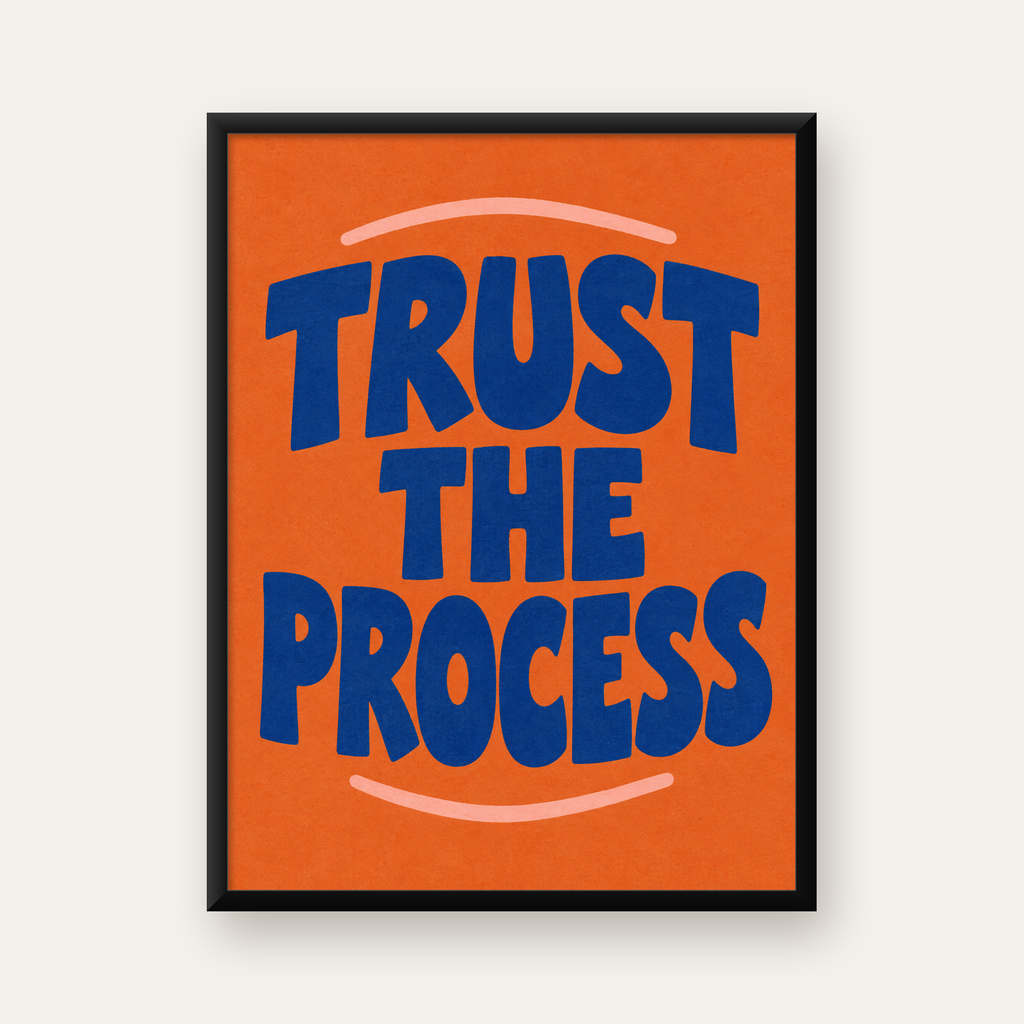 Trust The Process Poster – Motive Edici Tipografi Duvar Dekoru — Dikey baskı, düz siyah çerçeveli duvar posteri