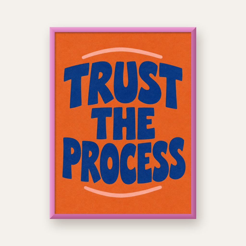 Trust The Process Poster – Motive Edici Tipografi Duvar Dekoru — pembe çerçeveli