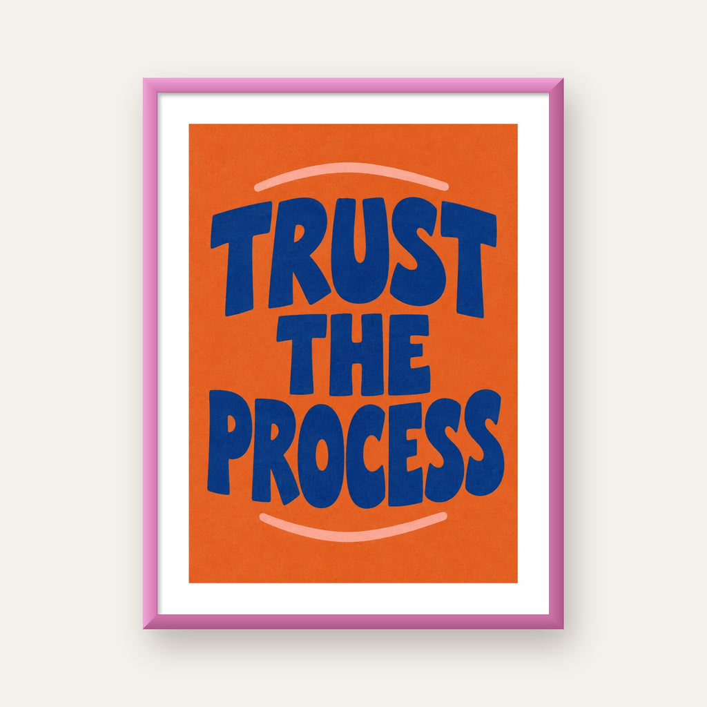 Trust The Process Poster – Motive Edici Tipografi Duvar Dekoru — pembe çerçeveli paspartulu